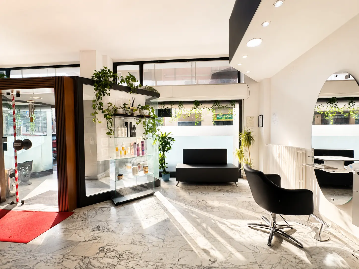 Ingresso luminoso e area interna di Lucky Salon