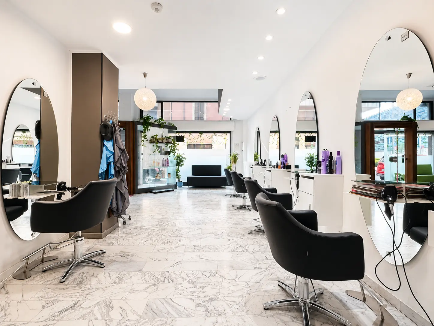 Interni di Lucky Salon, parrucchiere a Varese, con specchi e postazioni