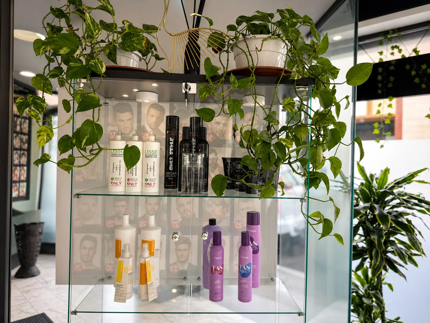 Espositore con prodotti professionali per capelli di Lucky Salon